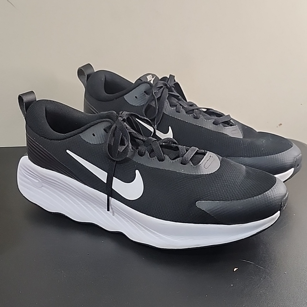 Nike Men's Black and White Athletic Shoes